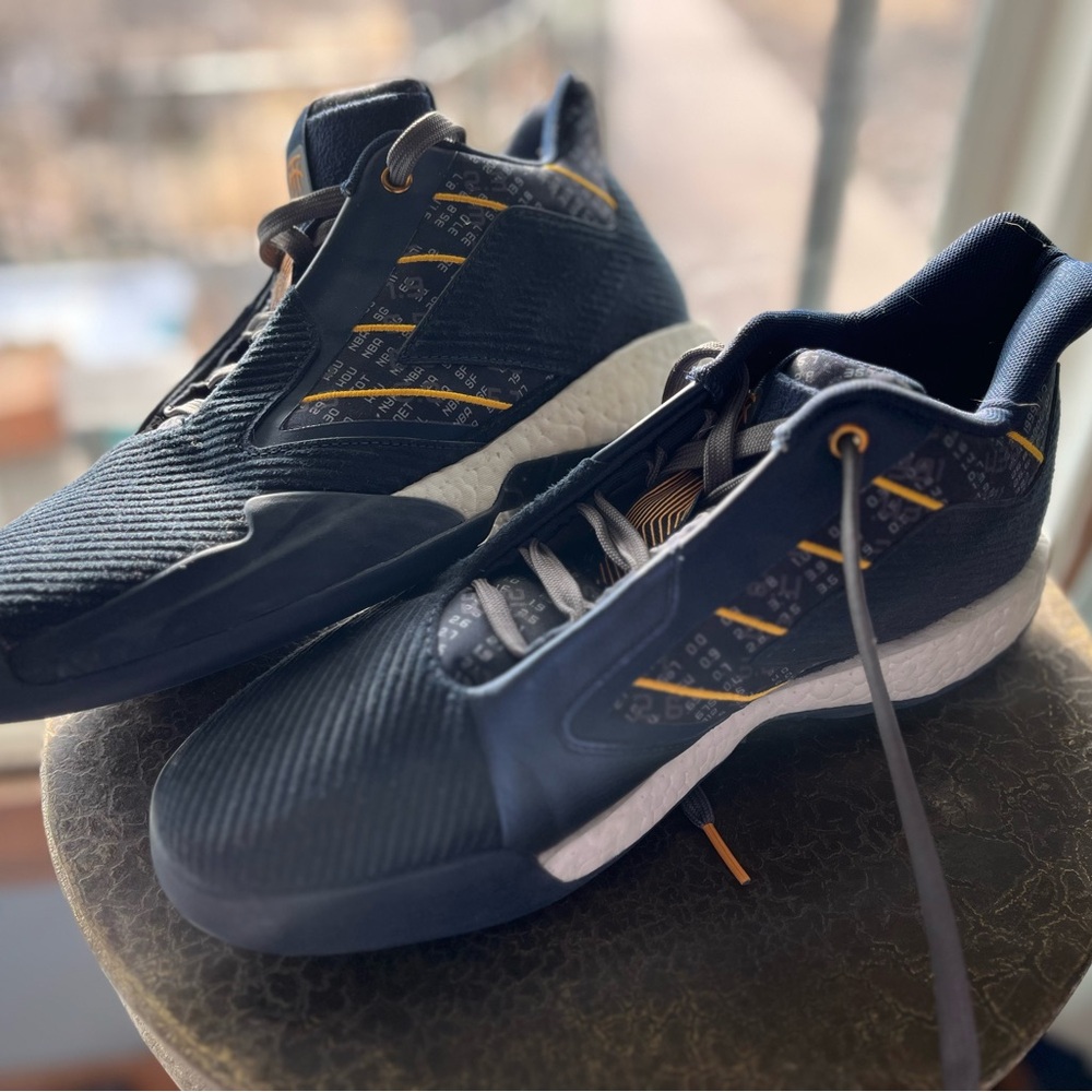 Men's TMAC Millennium Basketball shoes